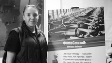 Литературную гостиную сопровождала передвижная выставка, которая впервые открылась в новосибирском метро и теперь путешествует по районам области. Многие из участников проекта в первый раз попали внутрь легендарного водонапорного сооружения, поэтому литгостиную предварила краткая экскурсия. Фото: Алина Кухмарь