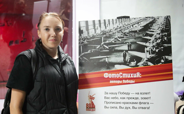 Литературную гостиную сопровож­дала передвижная выставка, которая впервые открылась в новосибирском метро и теперь путешествует по районам области. Многие из участников проекта в первый раз попали внутрь легендарного водонапорного сооружения, поэтому литгостиную предварила краткая экскурсия. Фото: Алина Кухмарь