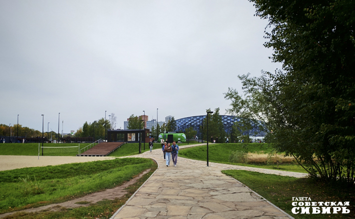 В начале рабочей недели в парке «Арена» было многолюдно. Новая станция позволила добраться сюда множеству семей с детьми на колясках, которые было легко спустить с платформы на просторном лифте. 
Фото: Светлана Фролова