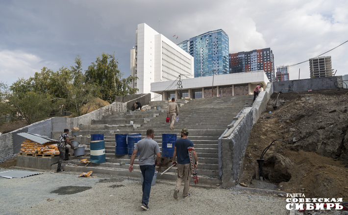 Специфика проекта заключается в том, что здесь также ­обустраивается прилегающая территория: ведется ремонт лестниц от Законодательного собрания к скверу и теплотрассы, дороги, завершается вынос под землю сетей связи в рамках проекта «Чистое небо». Фото: Андрей Заржецкий
