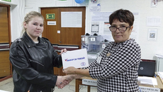 В помещениях для голосования работали почти 15 тысяч членов избирательных комиссий. На выборах всегда отдельное внимание — впервые голосующим избирателям, их даже символичными подарками наградили за сознательность и гражданскую активность, вручив Конституцию РФ, блокнот, набор наклеек с символикой России и Новосибирской области. Кстати, на выборах 2025-го 12–14 сентября были задействованы 36 членов молодежных комиссий, в том числе один человек в статусе заместителя председателя ТИК. Фото: Избирательная комиссия Новосибирской области