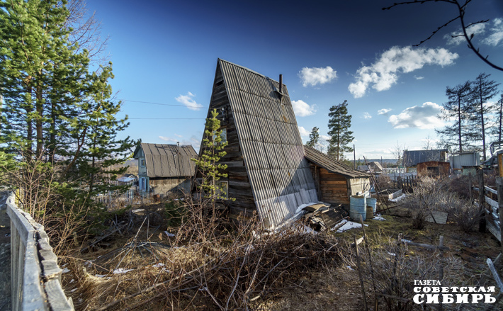 Обычно на брошенных участках много хлама и сухой растительности. В любую минуту может вспыхнуть пожар. Фото: Андрей Заржецкий