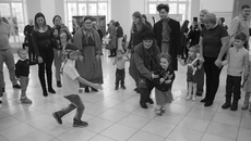 Участники и гости Дня усыновления, который в 2024 году организовали министерство социального развития региона и некоммерческая организация «День аиста», поддержали идею, что каждый ребенок заслуживает иметь свой дом и любящих родителей. Фото: mtsr.nso.ru