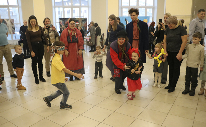 Участники и гости Дня усыновления, который в 2024 году организовали министерство социального развития региона и некоммерческая организация «День аиста», поддержали идею, что каждый ребенок заслуживает иметь свой дом и любящих родителей. ­Фото: mtsr.nso.ru