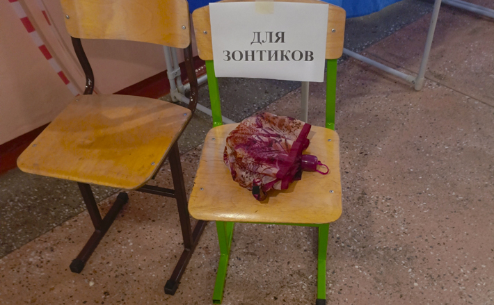 Погода голосованию не помеха: и зонтик можно просушить, и выбор сделать. Фото: Инна Волошина  