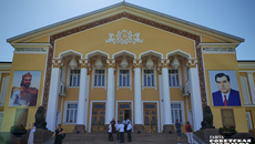 Примерная стоимость строительства дворца — 50 миллионов рублей, но потратили всего 12, потому что дворец был построен методом «хашар» — «безвозмездный труд». Колхозники выделили эти деньги из своего дохода, потому что их колхоз был миллионером. Фото: Светлана Фролова