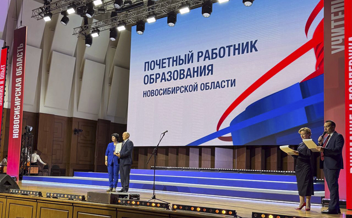 Напомним, федеральный конкурс на присуждение премий лучшим учителям проходит с 2006 года. Победителям выплачивается премия в размере 200 тысяч рублей (налогом не облагается). Квоту по победителям конкурса субъектам устанавливает Правительство Российской Федерации, у Новосибирской области она составляет 25 человек. Конкурс на присуждение премии «Почетный работник образования Новосибирской области» является общественно-государственным, так как на первом его этапе опыт учителя оценивается широкой аудиторией. Затем конкурсные материалы проходят профессиональную педагогическую экспертизу. Размер премии составляет 150 тысяч рублей, также победителям вручается нагрудный знак и присваивается почетное звание. Фото: nso.ru