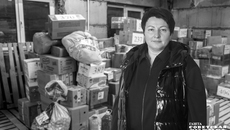 Во время отправки фуры добровольцы передают груз по цепочке, а Ольга Юшинова руководит, что куда класть. На фронт отправляется все самое необходимое, в том числе медикаменты и продукты. Фото: Андрей Заржецкий