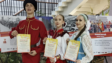 Юные солисты с дипломами лауреатов конкурса «Сибирская круговерть». Молодцы, ребята! Фото: Лилия Бузмакова, руководитель ансамбля «Зоренька»