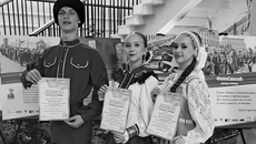 Юные солисты с дипломами лауреатов конкурса «Сибирская круговерть». Молодцы, ребята! Фото: Лилия Бузмакова, руководитель ансамбля «Зоренька»