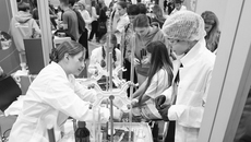 Форум-выставка «Учебная Сибирь» проводится при поддержке областных министерств образования, региональной политики, труда и социального развития, а также департамента молодежной политики региона, Российского общества «Знание» и федерального проекта «Флагманы образования». Фото: архив ООО «ЭкспоИвентс»