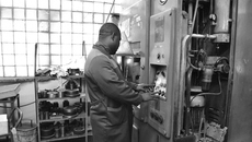 Лионеллю Дунгву Джуда 29 лет. Раньше он жил в Камеруне, в Россию приехал в 2023-м, принял гражданство. С фронта вернулся полгода назад, после ранения. Почти месяц осваивает профессию штамповщика. После обучения предстоит аттестация. Фото: пресс-служба министерства труда и социального развития Новосибирской области