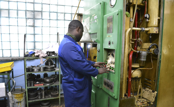 Лионеллю Дунгву Джуда 29 лет. Раньше он жил в Камеруне, в Россию приехал в 2023-м, принял гражданство. С фронта вернулся полгода назад, после ранения. Почти месяц осваивает профессию штамповщика. После обучения предстоит аттестация. Фото: пресс-служба министерства труда и социального развития Новосибирской области