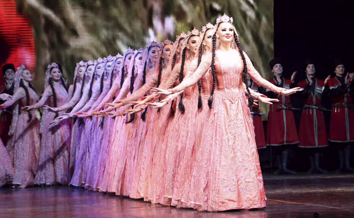 В программу фестиваля этого года, кроме спектаклей, танцевальных и вокальных программ, включены творческие лаборатории, круглые столы, встречи с профессиональными деятелями искусств и музейные выставки. Фото: nso.ru