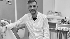 В этой поездке новосибирец познакомился с бойцами штурмовой бригады «Ветераны», которая по газовой трубе пробралась в тыл противника при штурме Суджи, также он получил предложение присоединиться к медицинской роте спецназа «Ахмат». Пока решение не принял. Стоматолог вернулся домой, ведет обычный прием, дежурит в кабинете острой боли. Сейчас, говорит, мечтает о портативной рентген-установке. Стоматологический кабинет в Амвросиевке ею не оборудован. Фото: пресс-служба министерства здравоохранения Новосибирской области