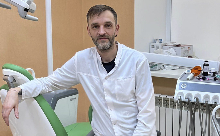 В этой поездке новосибирец познакомился с бойцами штурмовой бригады «Ветераны», которая по газовой трубе пробралась в тыл противника при штурме Суджи, также он получил предложение присоединиться к медицинской роте спецназа «Ахмат». Пока решение не принял. Стоматолог вернулся домой, ведет обычный прием, дежурит в кабинете острой боли. Сейчас, говорит, мечтает о портативной рентген-установке. Стоматологический кабинет в Амвросиевке ею не оборудован. Фото: пресс-служба министерства здравоохранения Новосибирской области