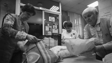 Вера Тищенко (на фото — справа) делает подушки и сети для нужд фронтовых госпиталей. В ресурсном центре она одна из самых старших волонтеров. Фото: Павел Комаров, предоставлено мэрией Новосибирска