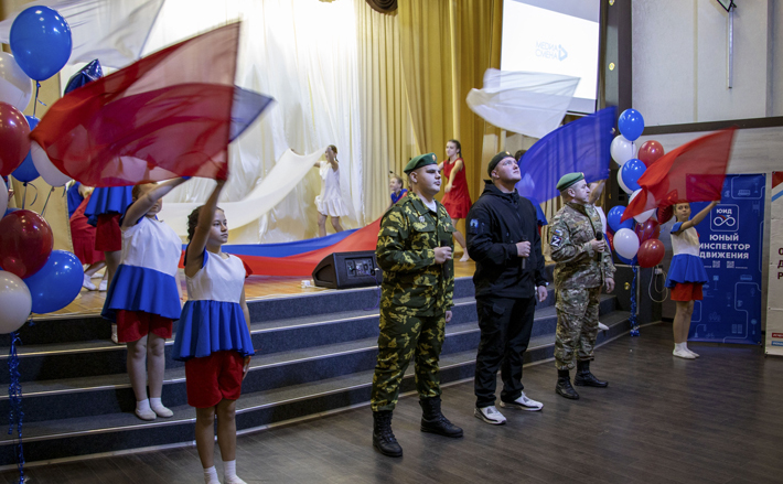 Профильную смену «Истории сельской жизни» начали зажигательно и ярко — концертом с участием местных талантов. Впереди ее участников ждут мастер-классы по различным направлениям и другие обучающие мероприятия. Фото: страница в соцсети «ВКонтакте» администрации Баганского района