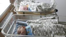 Это разовая мера поддержки одному из родителей, которая положена семьям независимо от уровня дохода. Пособие предоставляется в фиксированном размере, он ежегодно индексируется с 1 февраля. В 2025-м в Новосибирской области с учетом районного коэффициента сумма равна 32 330 рублям. Выплата производится как работающим, так и неработающим родителям. Фото: архив ИД «Советская Сибирь»