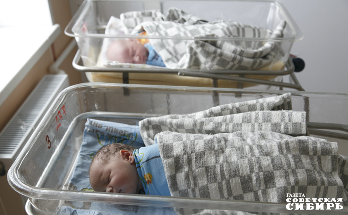 Это разовая мера поддержки одному из родителей, которая положена семьям независимо от уровня дохода. Пособие предоставляется в фиксированном размере, он ежегодно индексируется с 1 февраля. В 2025-м в Новосибирской области с учетом районного коэффициента сумма равна 32 330 рублям. Выплата производится как работающим, так и неработающим родителям. Фото: архив ИД «Советская Сибирь»