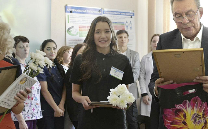 Здравоохранение Новосибири молодеет, кад­ровый дефицит в отрасли во многом помогает решить целевое обучение, региональные программы поддержки молодых специа­листов. Фото: пресс-служба министерства здравоохранения Новосибирской области