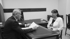 Представительница начальной школы поселка Чернаково рассказала Андрею Травникову, что школьное здание давно нуждается в ремонте. Фото предоставлено Ольгой Ефремовой