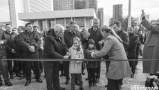 Традиционную красную ленточку перерезали самые почетные гости — правнуки Юрия Бугакова Валерия и Савелий, а также губернатор Андрей Травников, председатель Заксобрания Андрей Шимкив и мэр Новосибирска Максим Кудрявцев. Фото: Андрей Заржецкий