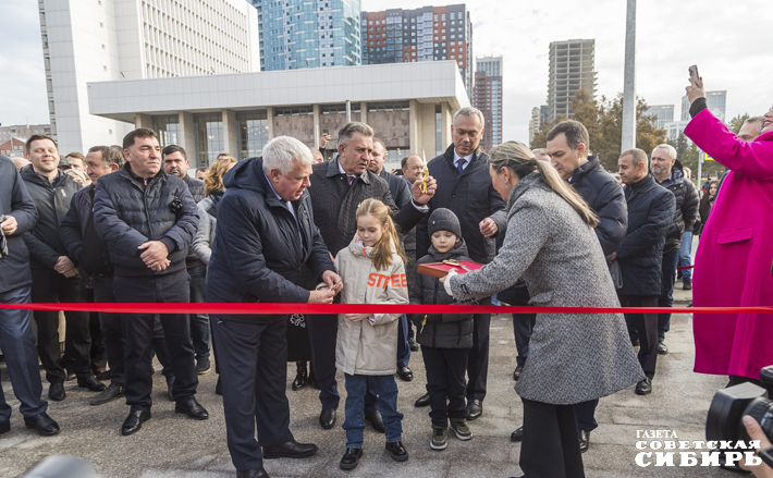 Традиционную красную ленточку перерезали самые почетные гости — правнуки Юрия Бугакова Валерия и Савелий, а также губернатор Андрей Травников, председатель Заксобрания Андрей Шимкив и мэр Новосибирска Максим Кудрявцев. Фото: Андрей Заржецкий