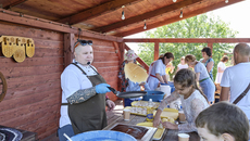 Шеф-повар Юлия Литвиненко в усадьбе Ирины Кошелевой «Русский двор» учит маленьких и взрослых печь блины и лепить пельмени. Неординарное, по нынешним временам, развлечение для всей семьи. Фото: страница Вконтакте усадьбы «Русский двор»