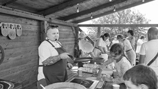 Шеф-повар Юлия Литвиненко в усадьбе Ирины Кошелевой «Русский двор» учит маленьких и взрослых печь блины и лепить пельмени. Неординарное, по нынешним временам, развлечение для всей семьи. Фото: страница Вконтакте усадьбы «Русский двор»