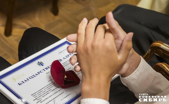 Губернатор Андрей Травников в июне вручил награды 100-балльникам, подчеркнув, что в этом году каждый седьмой выпускник региона — медалист, их почти две тысячи. Фото: Андрей Заржецкий