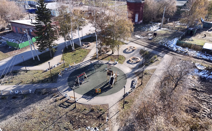 В 2025 году в рамках национального проекта «Инфраструктура для жизни» благоустроили 83 общественных пространства и 21 придомовую территорию. Фото: nso.ru