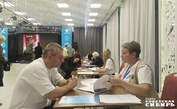 Ответить на вопросы решились люди самых разных возрастов. Процедура регистрации несложная, а сам диктант не требует особой подготовки. В прошлом году оценить свои знания в Новосибирской области решились около 25 тысяч человек. Фото: Алёна Коврова