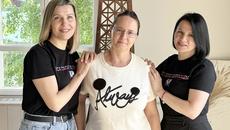 Активисты канала «НСК СВОИХ НЕ БРОСАЕМ» (слева-направо) Елена Берш, Ялина Косолапова и Анна Шахурина удостоены нагрудного знака «За содействие специальной военной операции». Он утвержден мэрией города Новосибирска. Фото: предоставлено Анной Шахуриной