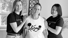 Активисты канала «НСК СВОИХ НЕ БРОСАЕМ» (слева-направо) Елена Берш, Ялина Косолапова и Анна Шахурина удостоены нагрудного знака «За содействие специальной военной операции». Он утвержден мэрией города Новосибирска. Фото: предоставлено Анной Шахуриной