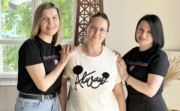 Активисты канала «НСК СВОИХ НЕ БРОСАЕМ» (слева-направо) Елена Берш, Ялина Косолапова и Анна Шахурина удостоены нагрудного знака «За содействие специальной военной операции». Он утвержден мэрией города Новосибирска. Фото: предоставлено Анной Шахуриной