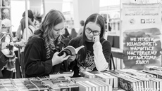 В этот уикенд в ГПНТБ можно будет не только познакомиться с последними книжными новинками, но и встретиться с известными литераторами, посетить мастер-классы, поучиться каллиграфии. Фото: архив ИД «Советская Сибирь»