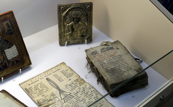 Экспозиция позволяет не только увидеть редкие памятники духовной культуры, но и осмыслить историческую роль христианства в формировании культурного пространства региона. Исследование коллекции непрерывно продолжается. Фото: Институт археологии и этнографии СО РАН