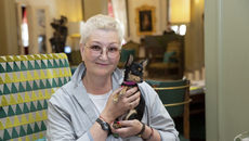 Практически неизменно с писательницей ее «помощница» — собака Кристи. Даже в поездках по стране, на съемках авторской программы «Мой герой» для ТВЦ они не разлучны. Фото: личный архив Татьяны Устиновой