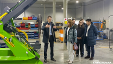 Исполняющая обязанности министра экономического развития региона Светлана Шарпф убедилась лично: в сборочном цехе завода «Баумех» тепло, чисто, тихо, работа идет слаженно, в хорошем темпе. Фото: Инна Волошина