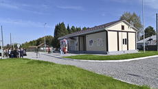 Строительство ФАПов в Новосибирской области ведется по линии первичной модернизации здравоохранения. За десять лет по данному федеральному проекту также построено 11 поликлиник и 10 врачебных амбулаторий. В настоящее время практически согласовано строительство до 2030 года трех поликлиник в Бердске, Татарске и Карасуке. На условиях софинансирования средства будут направлены из федерального бюджета. Проектирование поликлиники на 300 посещений в смену в Карасуке начнется уже в следующем году. Стоимость проекта оценивается почти в миллиард рублей. Фото: nso.ru