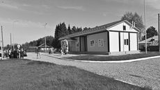 Строительство ФАПов в Новосибирской области ведется по линии первичной модернизации здравоохранения. За десять лет по данному федеральному проекту также построено 11 поликлиник и 10 врачебных амбулаторий. В настоящее время практически согласовано строительство до 2030 года трех поликлиник в Бердске, Татарске и Карасуке. На условиях софинансирования средства будут направлены из федерального бюджета. Проектирование поликлиники на 300 посещений в смену в Карасуке начнется уже в следующем году. Стоимость проекта оценивается почти в миллиард рублей. Фото: nso.ru