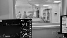 В сентябре 2025 года в региональном сосудистом центре (РСЦ) клинической больницы № 34 в Новосибирске провели первую операцию тромбоэкстрации. Сегодня высокотехнологичный метод позволяет новосибирским докторам эффективно лечить пациентов с самыми тяжелыми ишемическими инсультами. Главный врач ГКБ № 34 Ярослав Фролов рассказывает, что в рентген-операционной с момента открытия РСЦ провели более 700 коронарографий и 436 стентирований сосудов сердца при инфарктах. Нейрохирургическая операция стала первой. Фото: пресс-служба министерства здравоохранения Новосибирской области