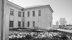 Та самая школа в поселке Листвянский Искитимского района — здание 1956 года постройки. Прокуратура признала ее непригодной к эксплуатации, ученики пока что учатся в других помещениях. Несколько лет назад тут отремонтировали спортзал, поставили стяжки на стенах, но проблему это не решило. Фото: novosibirsk.er.ru