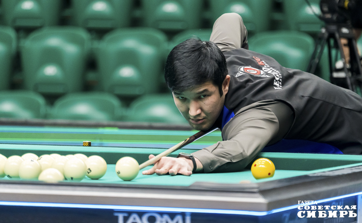 Оценивая турнир, Ызатбек Ратбеков похвалил организацию, столы, освещение и особенно выделил болельщиков, которые честно поддерживали и его, и соперника. Фото: Андрей Заржецкий