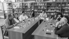 В доверительной беседе за круглым столом детские писатели, педагоги, психологи, журналисты и издатели обсуждали, как вернуть детям любовь к чтению. Показательно, что встреча прошла в рамках фестиваля «Книжная Сибирь» на площадке ГПНТБ — одной из крупнейших библио­тек страны. Фото: Андрей Заржецкий
