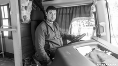 Привычным маршрутом наш герой следует круглый год. Сезоны меняются, но самый сложный всегда — зима: когда снег валит непрерывно, на городской периферии, в отличие от центра, возникают непроездные заносы. Фото: Андрей Заржецкий