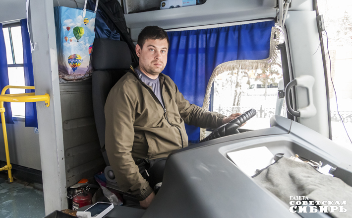 Привычным маршрутом наш герой следует круглый год. Сезоны меняются, но самый сложный всегда — зима: когда снег валит непрерывно, на городской периферии, в отличие от центра, возникают непроездные заносы. Фото: Андрей Заржецкий