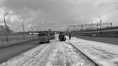 Коммунальные службы мегаполиса без выходных трудятся на очистке дорог, тротуаров и мостовых переходов. На фото слева работа уборочной техники на съезде Бугринского моста. Фото: пресс-служба мэрии Новосибирска