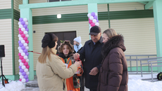 Получить ключи от новенькой квартиры всегда волнительное событие. Теперь осталось только перевезти вещи, и можно звать гостей на новоселье. Фото: cherepanovo.nso.ru